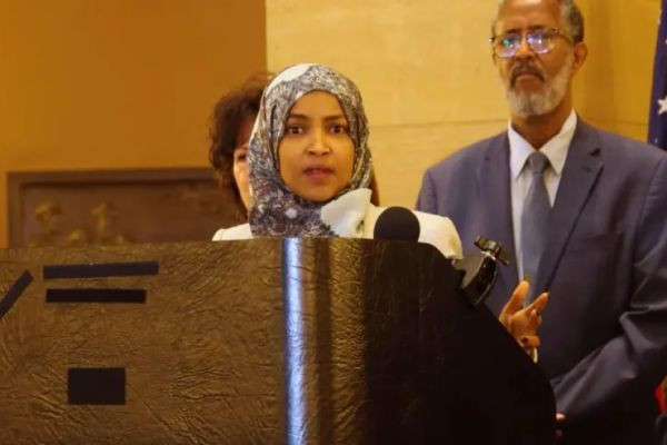 Ilhaan Cumar oo si kulul uga jawaabtay beegsigii Trump ee Soomaalida Minnesota